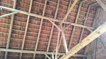 Starý tesaný krov, trámy, suchý, zdravý