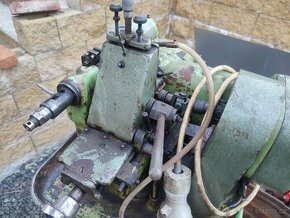 Odvalovací frézka na ozubení.