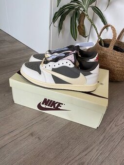 Air Jordan 1 Retro Low Travis Scott Reverse Mocha
