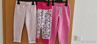 2 ks dívčí tepláky/kalhoty ve velikosti cca 98–104 (3–4 rok)