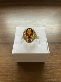 Starožitný zlatý prsten s medovým kamenem