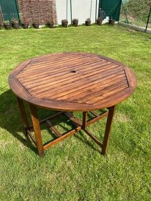 Zahradní skládací dřevěný stůl