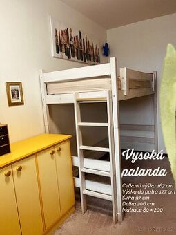 Vysoká dřevěná palanda / patrová postel – bílá