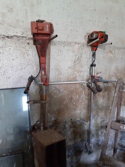 Traktor domácí výroby, benzín.