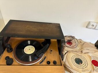 Retro gramofon + 20 vinyl desek - 1