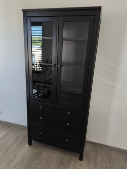 Prosklená knihovna - vitrína IKEA Hemnes černá