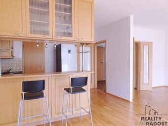 Pronájem světlého bytu 2+kk (74 m²) s balkónem, sklepem a ga