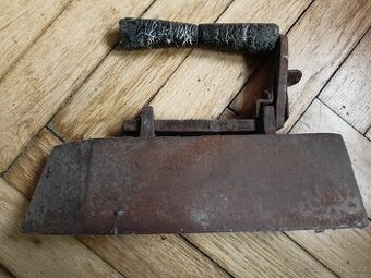 Stará žehlička celokovová