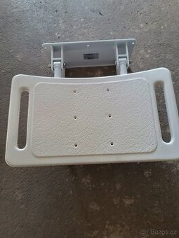 Sklápěcí sedačka do sprchy s podpěrou.