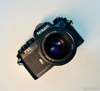 Nikon FE2 se základním objektivem AF Nikkor 50mm F1.8D