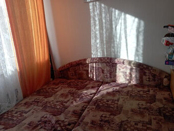 manželskou postel,  dvoulůžko , full-size postel. Postel má