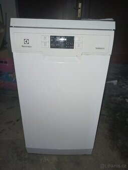 Volně stojící myčka plně funkčni Elektrolux šiře 45 cm