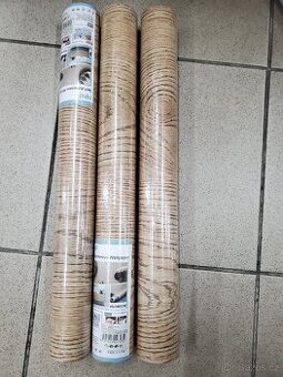 Tapeta na zeď i nábytek a dveře dekor dřevo