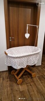 Proutěný košík s kolečky pro miminko