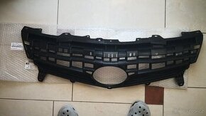 Predám na Toyotu Prius III 2012-2015 prednú mriežka nárazník