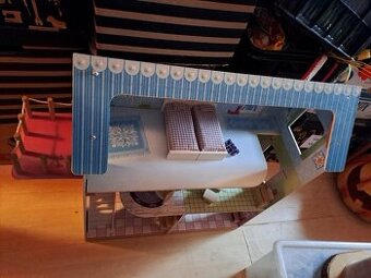 Domeček pro panenky dřevěný s nábytkem