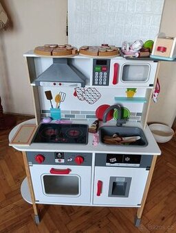 Dětská kuchyňka s vybavením