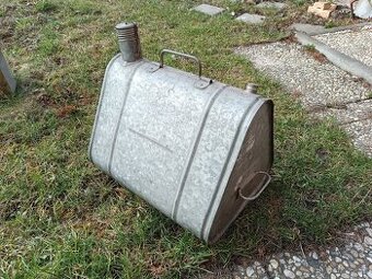 Kanystr - starý trojhranný k auto-moto veteránům