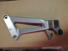 Pravý držák  zadní  stupačky  Honda CBR 125 R