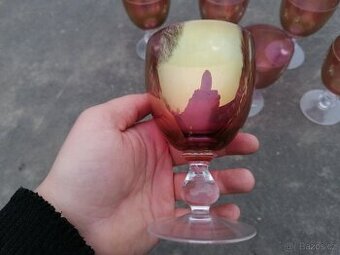 Predám sklenené poháre na víno z brusnicového skla