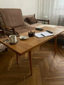 Konferenční stolek z masivního dřeva