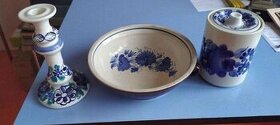 stará keramika s modrým vzorem