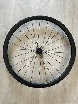 Zapletená kola Bontrager Aeolus Elite 35 TLR.