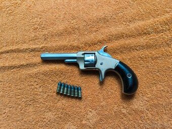 Historický revolver Whitneyville Armory . 22short