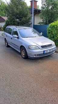 Opel Astra 1,8 benzín kombi 2 sady pneu