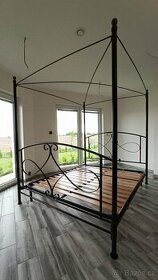 Postel s baldachýnem z tepaného železa 160x200