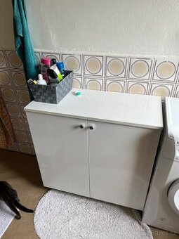 Koupelnová skříňka a věšák
