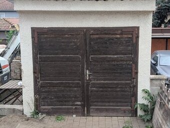 Dřevěná garážová vrata