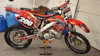 Honda cr 250 2t krasný stav nd díly