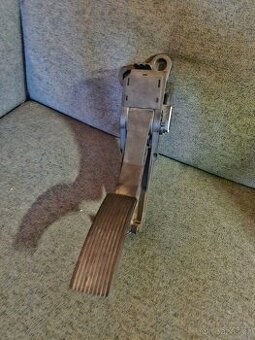 plynový pedál z Mercedes R W251 320cdi 165kw shodné ML W164