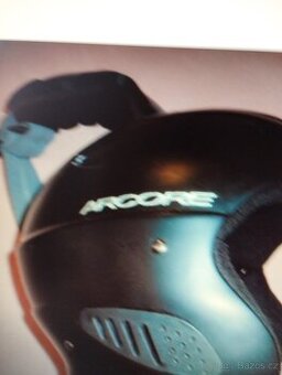 Lyžařská helma a bryle