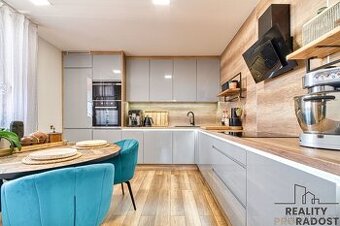 Prodej stylového bytu 3+1 se zasklenou lodžií na ul Horymíro