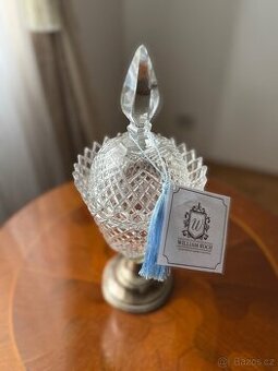 Dóza z broušeného skla se špičatým úchytem