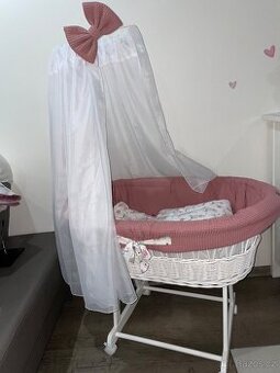 Proutěná postýlka s výbavou pro miminko – motiv Králíček