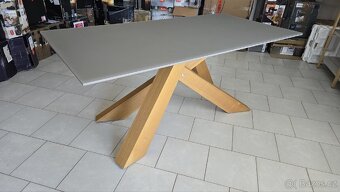 Designový jídelní stůl / Původní cena 15 tis.