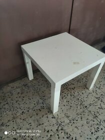 Bílý stolek čtvercový
