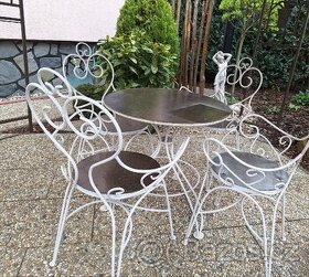 Zahradní kovové židle a stůl