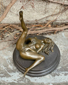 Bronzová socha - Ležící nahá žena sexy - 1