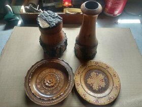 Dřevěný džbán, váza a talíře