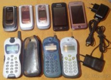 3x Nokia 6131 +3x Alcatel BE1 +2x Samsung 5230 -funkční - 1