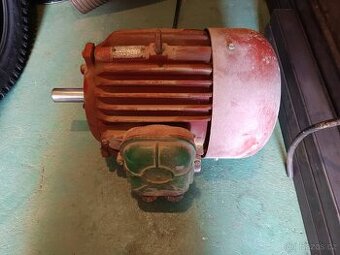 Prodám elektromotor 5,5 kW ZAMLUVENÉ do 8.5.