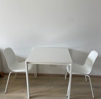 Bílý stůl z IKEA se dvěma židlemi - white table from ikea