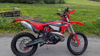 Beta RR 300 – r.v. 2023, výborný stav, jen 21 mth, výbava na