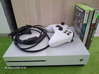 Xbox One S 1TB + Ovladač + hry