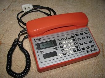 starý telefon tesla s kalkulačkou