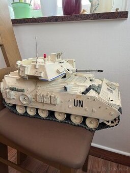 Starý tank na dálkové ovládání